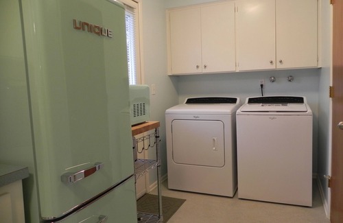 Eugene House | Mid-Century Modern w/Garage Close to Amenities & 3 Miles to Autzen/UO!