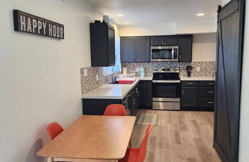 Paradise House | Mid-century rural ranch house minutes to the strip