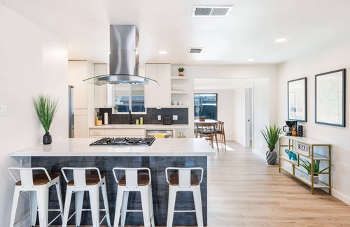 Franklin Park House | Mid Century S. ATX Oasis-Sleeps 8, Office & Pets!