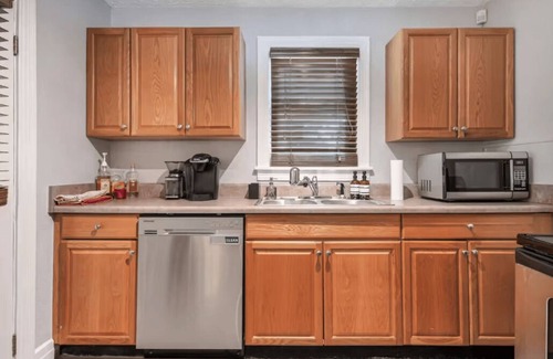 Berry Hill House | Mid Century Vibe/2.5 Miles to Downtown
