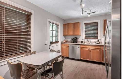 Berry Hill House | Mid Century Vibe/2.5 Miles to Downtown