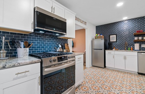 Hot Springs House | Mid-City Bungalow - 1 Mile from Bathhouse Row - Pet Friendly!