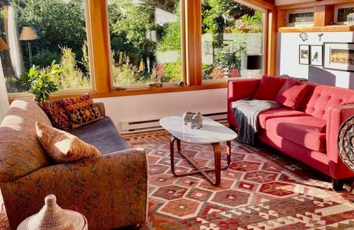 Bowen Island Cabin | Mid-Mod Cozy Cabin In Snug Cove