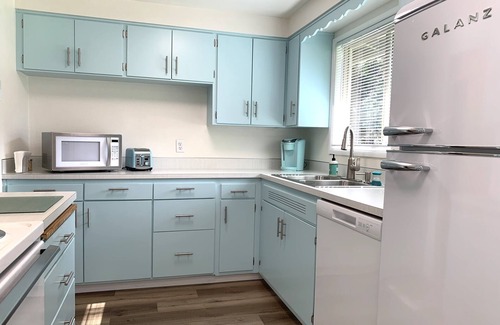 Bethel-Danebo House | Mid Mod Home - 13 Min to Autzen - 6 Min to Airport