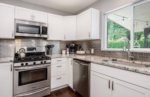 Alta Vista Area House | Mid-Mod Marvel Central Game Rm/Wet Bar Patio
