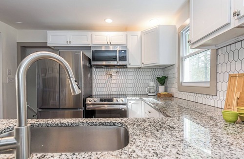 Durham House | Mid-Term Rental – Beautiful 4-Bedroom Haven in Great Durham Location