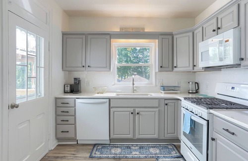 Hummelstown House | Mid term rental King bedroom - ideal Stay for Working Travelers