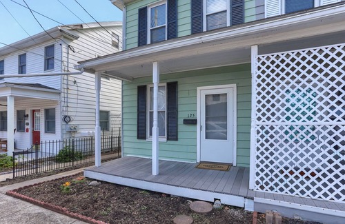 Hummelstown House | Mid term rental King bedroom - ideal Stay for Working Travelers