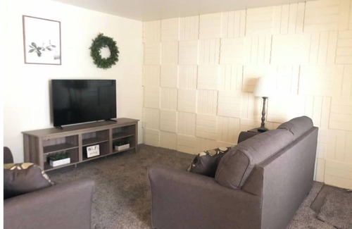 Idaho Falls Apartment | Mid-Town Roomy Apt-Easy Access-Speedy Wifi-Business, School or Vacay!