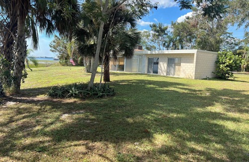 Babson Park House | Midcentury Modern Lakefront Retreat on Crooked Lake in Central Florida