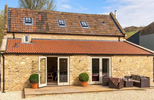 Dyrham Cottage | Middle Barn - sleeps 6 guests in 3 bedrooms