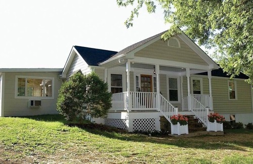 The Plains House | Middleburg~The Plains High speed Internet! 1 level w back deck, Mountain View!