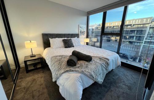 Braddon Apartment | Midnight Luxe 2BR 2Bath 2Car 528 in the heart of Braddon Pool Sauna Gym Secure Parking Wifi Wine