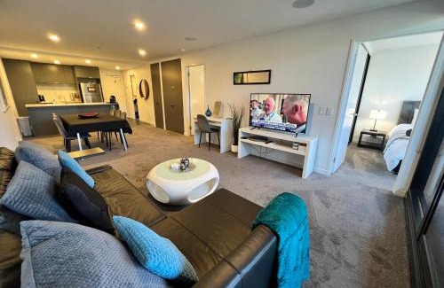 Braddon Apartment | Midnight Luxe 2BR 2Bath 2Car 528 in the heart of Braddon Pool Sauna Gym Secure Parking Wifi Wine