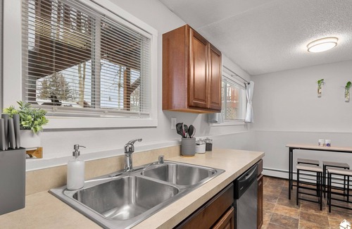 Turnagain House | *Midnight Sun Suite*5 mins to Airport *Fast Wifi*