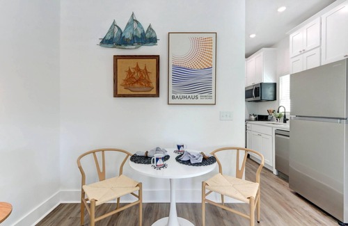 Thunderbolt Cottage | MidShipTury Cottage - 5 minutes to SAV/15 to Beach by Lucky Savannah