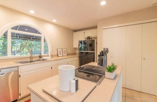 Columbus House | Midtown Castle! Modern & Regal - Royal in Columbus