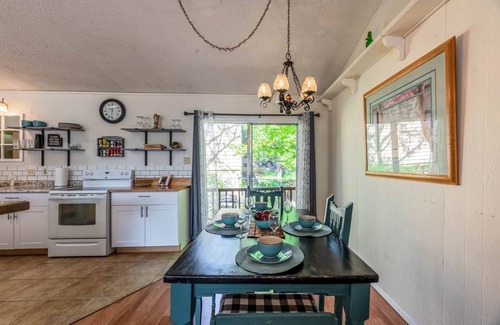 Ruidoso House | MidTown Clover Cabin-DEER! Pet Friend, Walk to Shops, Park