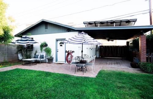 Woodlea Cottage | Midtown Detached Studio Cottage-Heated Pool & Hot Tub-Covered-Gated Parking