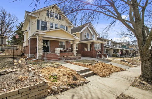 Kansas City House | Midtown Manor Central Location - 1 Mile to Plaza