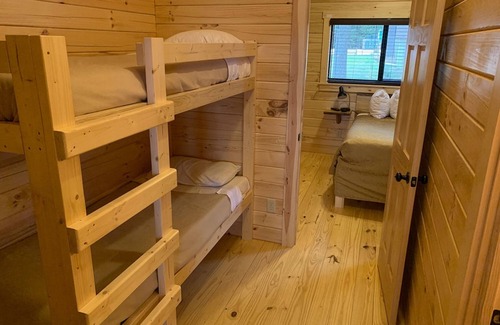 Mackinaw City Cabin | Mighty Mac Bridgeview Cabin 1