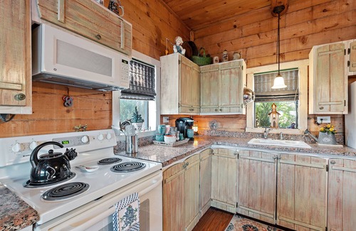 Fredericksburg Cabin | Mighty Oak Log Cabin - Authentic log cabin - Short drive to downtown