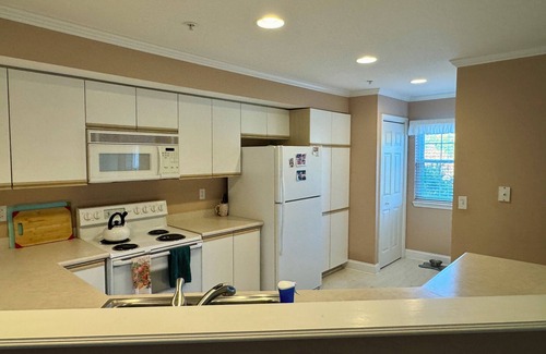 Kimberling City Condo | Mike and Lee's relaxing 2-bedroom lakefront condo at Ozark Mountain Resort.