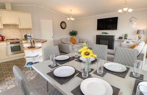 Morpeth Cottage | MILDRED'S LODGE, pet friendly, with hot tub in Felton