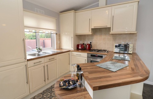 Morpeth Cottage | MILDRED'S LODGE, pet friendly, with hot tub in Felton