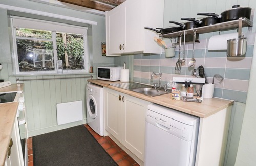 Maentwrog Cottage | MILL COTTAGE, pet friendly, with open fire in Penrhyndeudraeth
