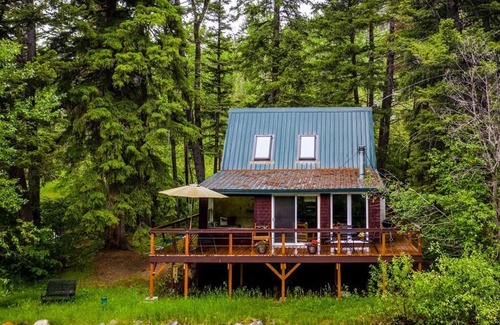 Livingston Cottage | Mill Creek Cabin - Creek Frontage Cozy Mountain Cabin on Mill Creek!