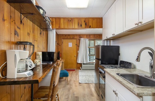 Flat Rock Condo | Mill House Nest/Lakefront Unit @ Historical Resort/Travel Nurses Welcome/Canoes/Tennis/Pets Ok