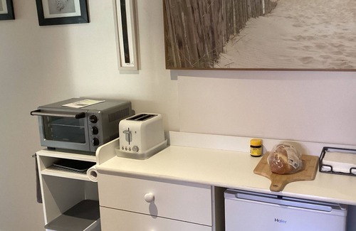 West Busselton House | Millie's Apartment - Prime Location - Steps from Town, Beach, and Jetty!