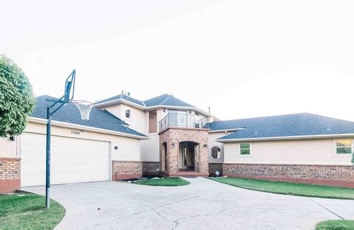 Sandy House | Million dollar views of the mountains! Million dollar views of a city scape!