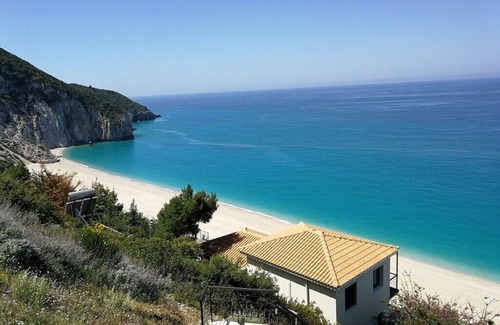 Agios Nikitas Villa | MILOS BAY VILLAS- Beachfront luxury villa with private pool, beach access