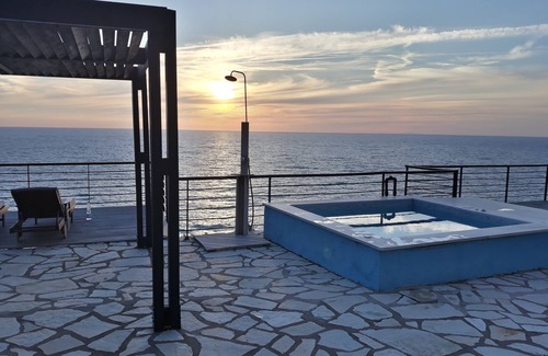 Agios Nikitas Villa | Milos Bay Villas- Beachfront Luxury Villa with PRIVATE POOL & OUTDOOR JACUZZI