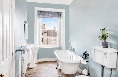Middleham House | MILTON HOUSE, pet friendly, luxury holiday cottage in Middleham