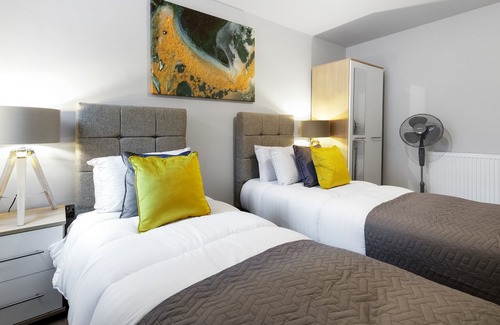 Yardley Gobion Apartment | Milton Keynes Infra Mews Apt 03 + Parking by 360Midlands - Serviced Apartment
