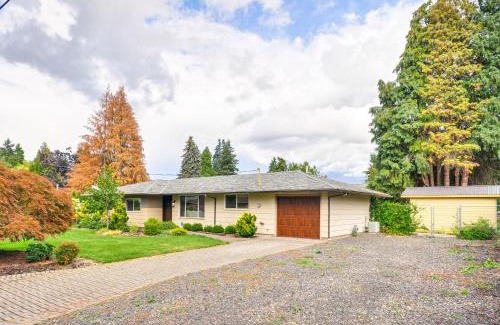 Oatfield House | Milwaukie Home with Outdoor Dining Space