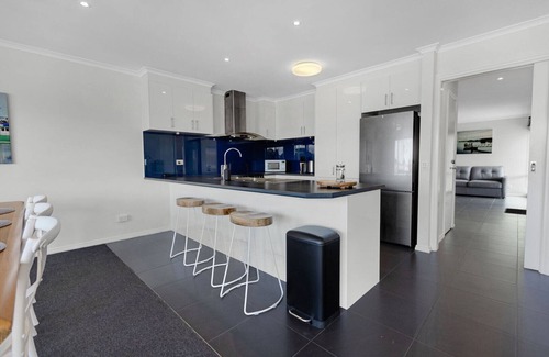 Lakes Entrance Apartment | Mimada Escape: Escape to this cozy property in the heart of Lakes Entrance.