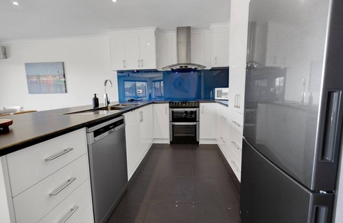 Lakes Entrance Apartment | Mimada Escape: Escape to this cozy property in the heart of Lakes Entrance.