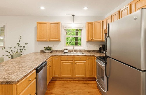 Asheville House | Min to AVL | Hot Tub | FirePit | EVCharger | Grill