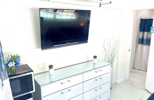 South Corals House | Min to Beaches and Wilton Drive - Guest Suite with private entrance & bathroom