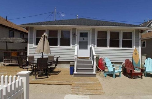Point Pleasant Beach Cottage | MIN8 | 3BR Beach Cottage Set in the Sand on private walk-up lane! by Shore Points Vacations