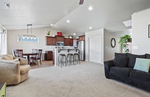 Caldwell House | Mindful Manor, Sleeps 8, BBQ, Covered Patio, K,Q,T