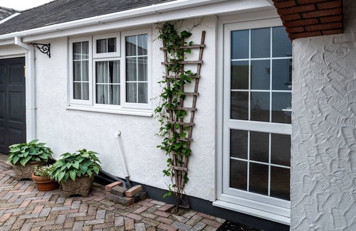 Dulas Cottage | Minffordd Cottage, Moelfre - sleeps 4 guests in 2 bedrooms