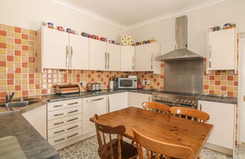 Newborough Cottage | MINFFORDD, pet friendly, with open fire in Newborough