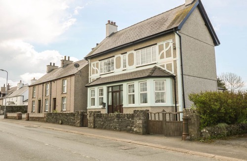 Newborough Cottage | MINFFORDD, pet friendly, with open fire in Newborough