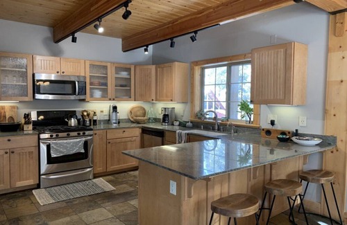 Serene Lakes House | Minglewood: Old Tahoe Vibe with Hot Tub- 4bed/3bath