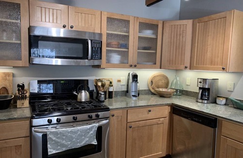 Serene Lakes House | Minglewood: Old Tahoe Vibe with Hot Tub- 4bed/3bath